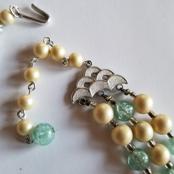 Relisted -Vintage three strand necklace Blue and off white plastic beads - Picture 10 of 16
